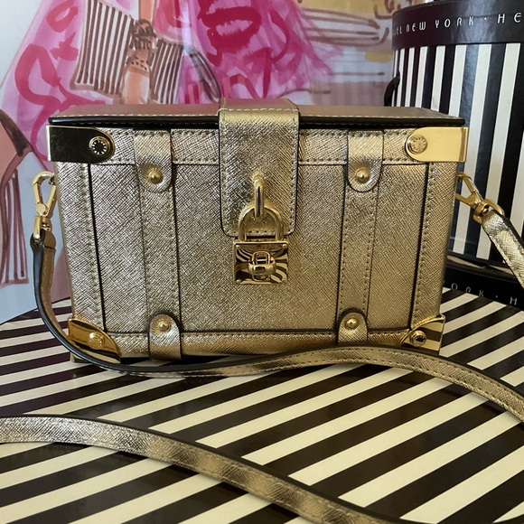 henri bendel Handbags - Like New Henri Bendel West 57th Mini Trunk Clutch